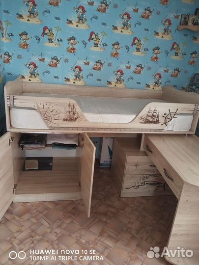 Детская двухярусная кровать со столом