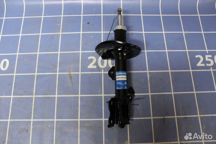 Амортизатор передний правый Nissan Juke F15