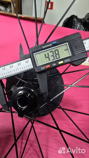 Карбоновое велосипедное колесо с шиной и спицами