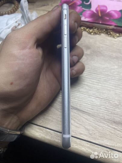 Телефон iPhone 8