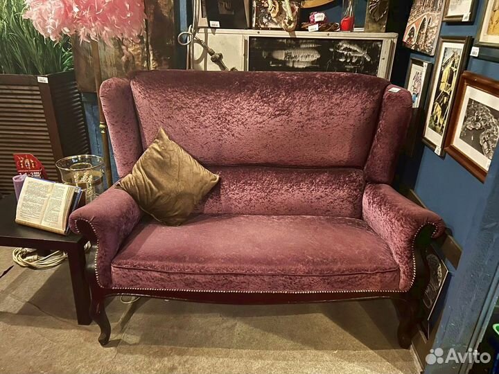 Диван в классическом стиле из велюра