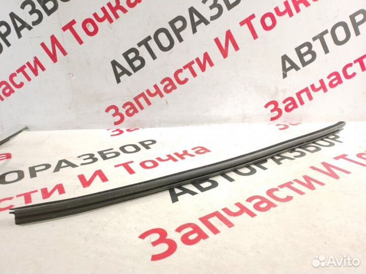 Молдинг стекла передний правый Audi A4