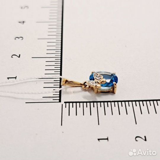 Золотая подвеска с камнем