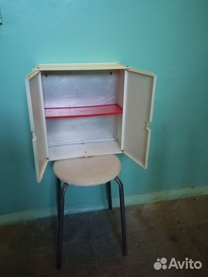 Навесной пластиковый ящик