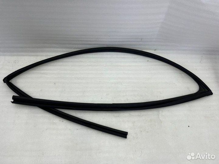 Уплотнитель стекла двери передний левый Toyota