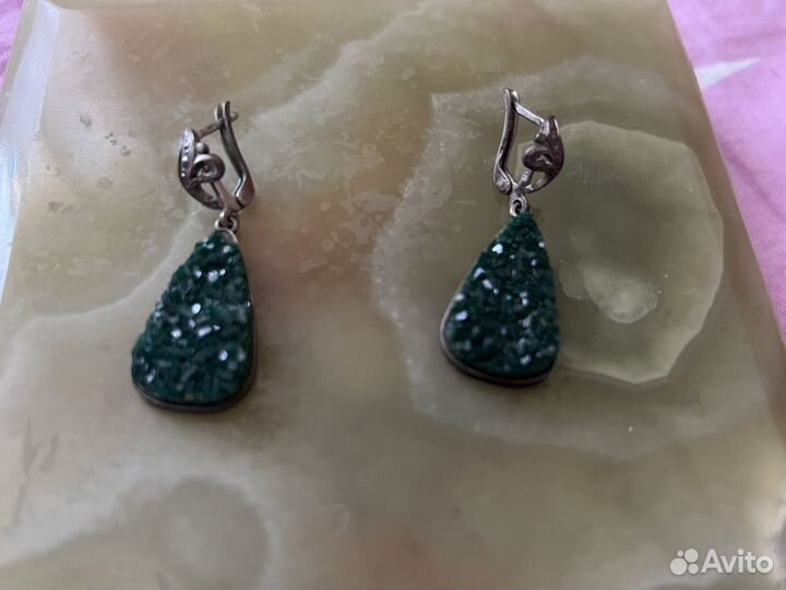 Серебрянные серьги с изумрудом