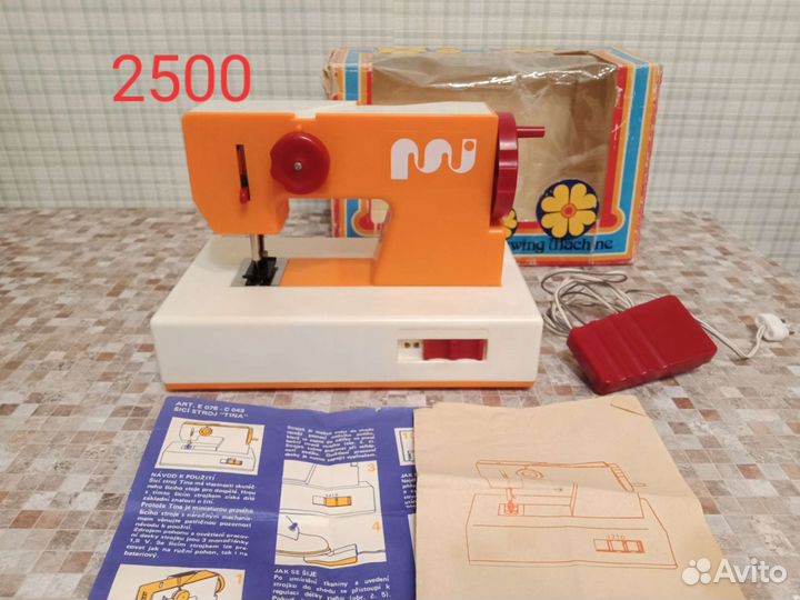 Игрушечная швейная машинка