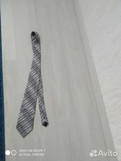 На выпускной ребятам галстук новый