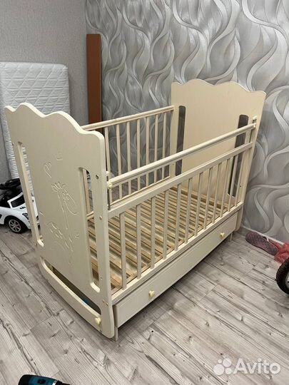 Детская кроватка с маятником и ящиком