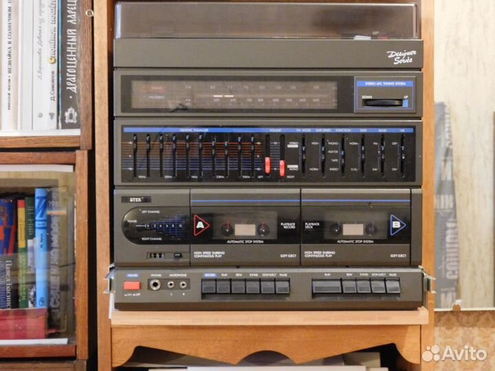 Винтажный музыкальный центр с проигрывателем