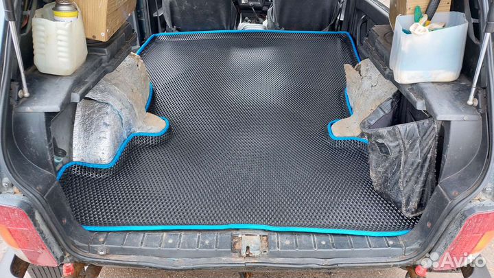 Коврик багажник на Ниву