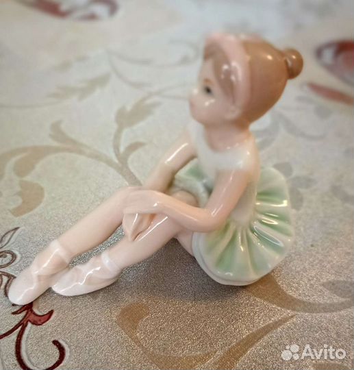 Фарфоровая статуэтка 