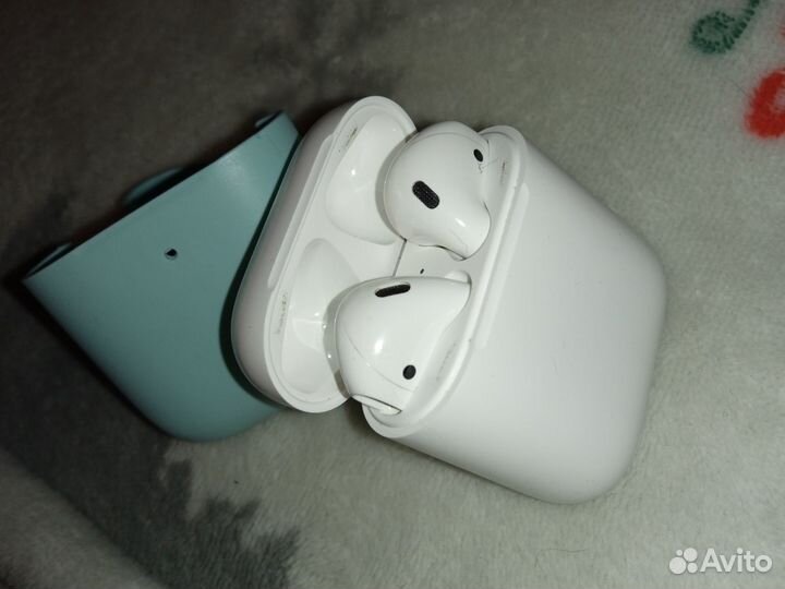 Apple AirPods (2nd Generation)