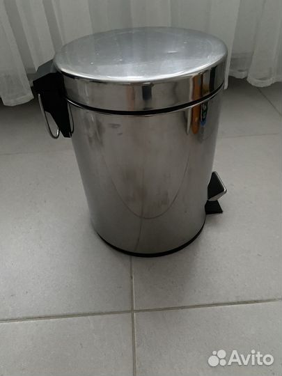 Мусорное ведро с педалью