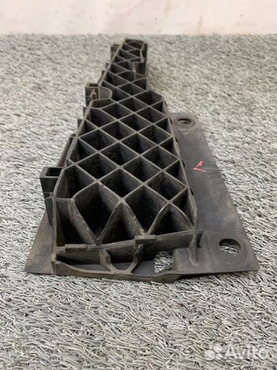 Кронштейн решетки радиатора левый Mercedes Glk
