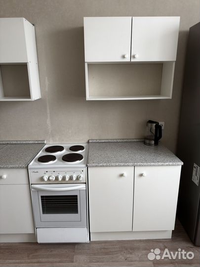Кухонный гарнитур и электрическая плита