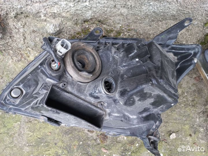 Фары Тойота авенсис 2004г