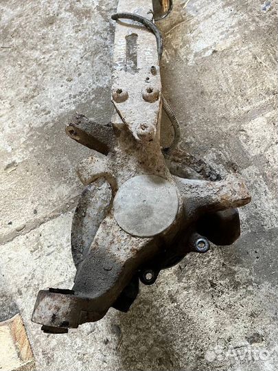 Кулак задний левый Ford Mondeo 2