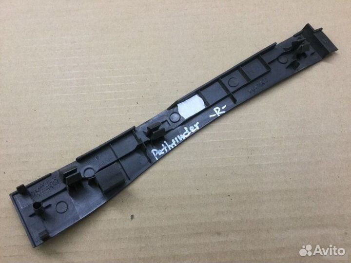 Накладка декоративная правая Nissan Pathfinder