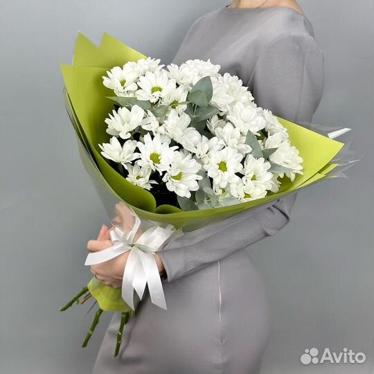 Букет кустовых ромашковидных хризантем с эвкалипто