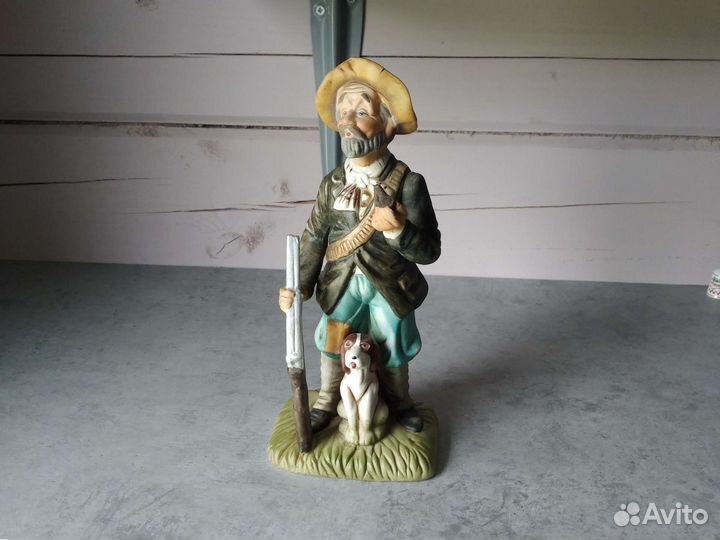 Старинная фарфоровая статуэтка охотник