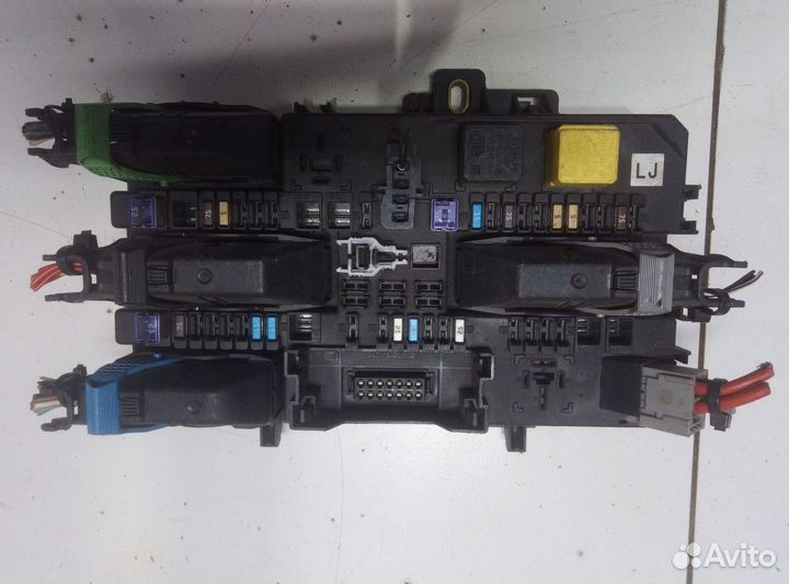 Opel Astra (H) III блок предохранителей