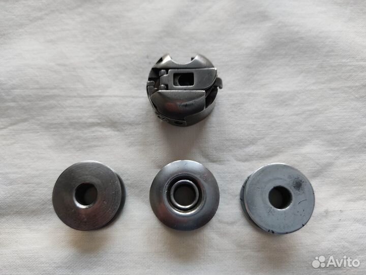 Шпульный колпачок и три шпульки