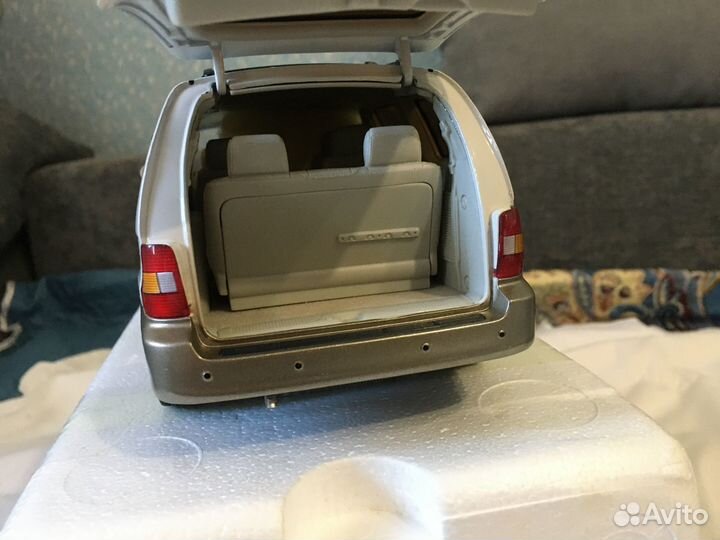 Модель 1:18 KIA Carnival (China Promo Models)