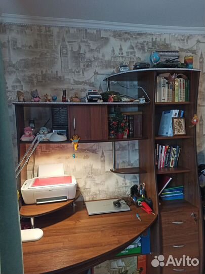 Угловой компьютерный стол с надстройкой, стеллажом