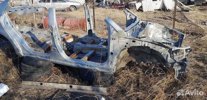 Toyota Avensis Задние крыло Рамка Порог