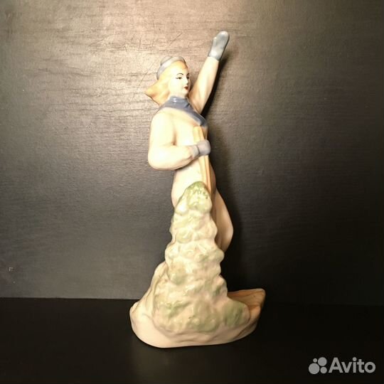Фарфоровая статуэтка 