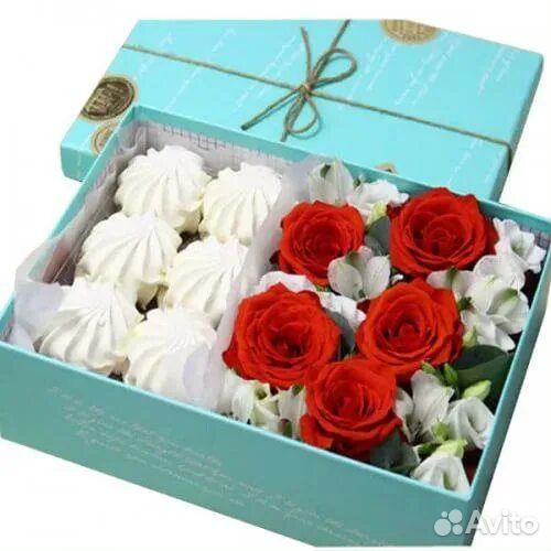 Розы в коробке со сладостями