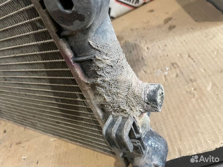 Радиатор основной VW Polo MK5 МКПП с дефектом