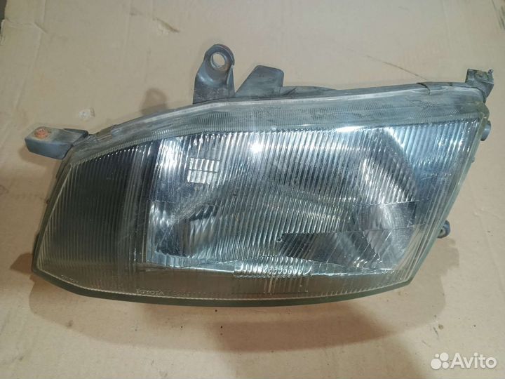 Фара левая Toyota Hiace 1999г дельфин