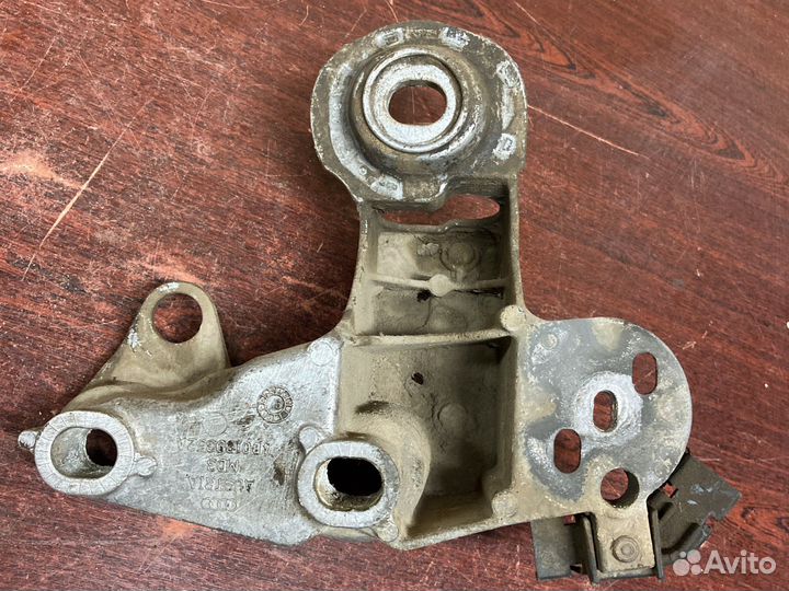 Правый кронштейн подрамника ауди а6 с5