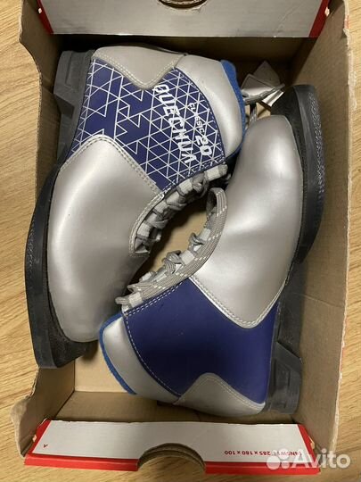 Беговые лыжи+ботинки деские новые