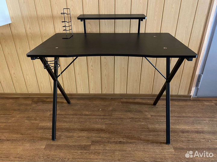 Компьютерный стол на металлокаркасе