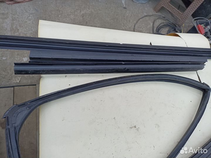 Уплотнители и направл стекол Mitsubishi lancer 10