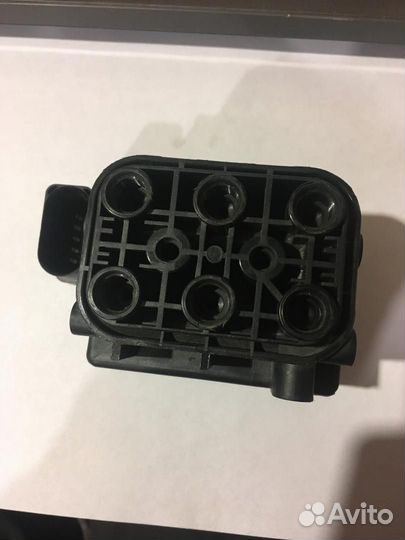 Блок клапанов пневмоподвески Volkswagen Touareg