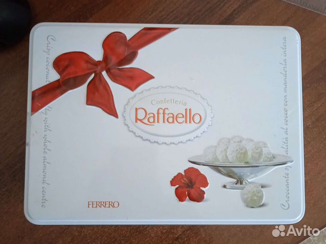 Жестяная банка от Raffaello