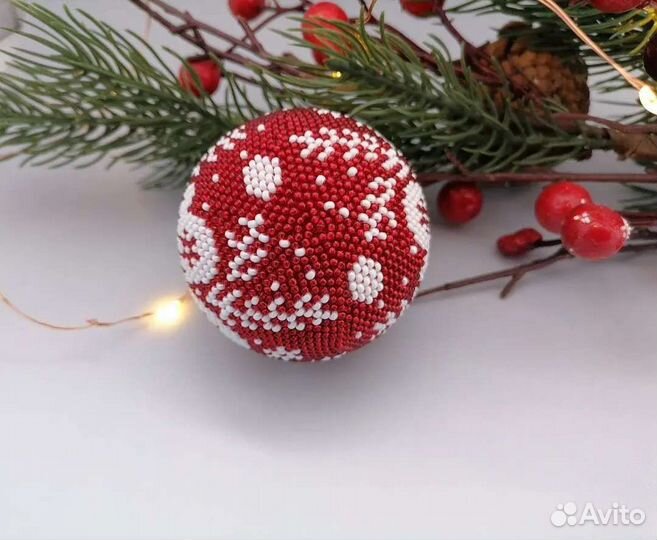Новогодняя игрушка из бисера ручной работы