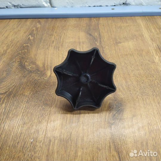 Болт крепления запасного колеса задний Skoda Fabia