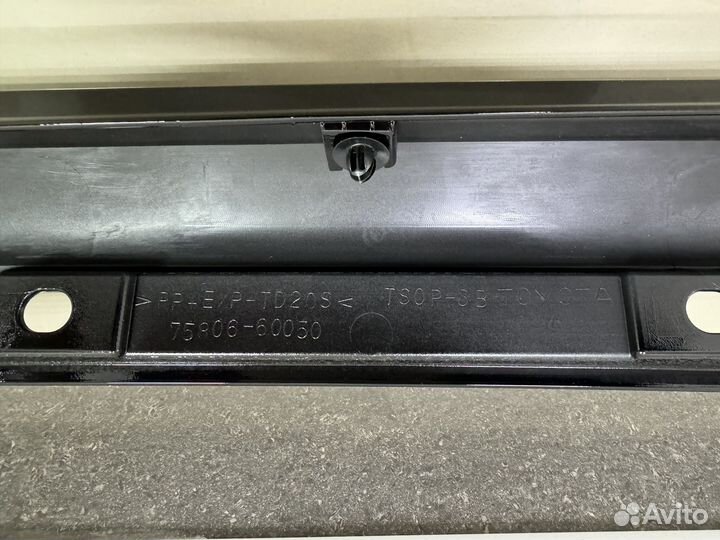 Оригинальная накладка порога (правая)