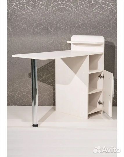 Маникюрный стол