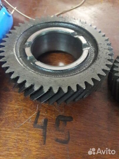 Шестерня 6-передачи и задняя крышка на МКПП