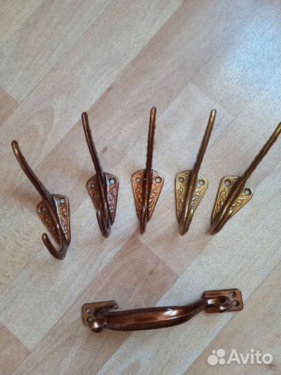 Крючки для вешалки в прихожую