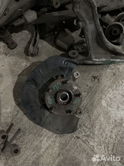 Правый поворотный кулак Toyota Camry 2.4