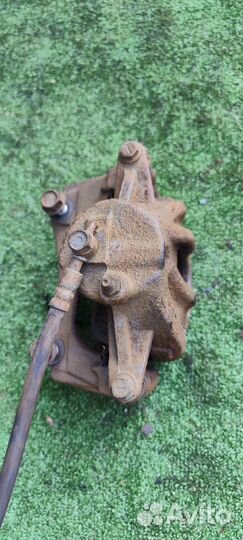 Передний правый суппорт Toyota Avensis T250