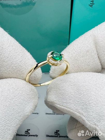 Золотое кольцо с изумрудом и бриллиантами