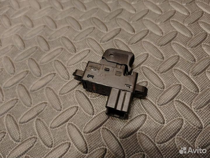 Кнопка стеклоподъемника Nissan Pathfinder